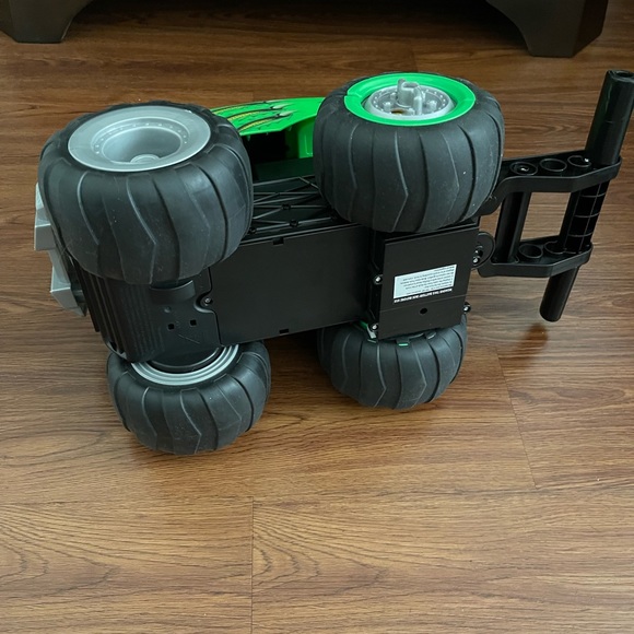 Max Tow Truck Cliff Climber Vehicle by Jakks Pacific Climb and Conquer Green - Picture 6 of 6